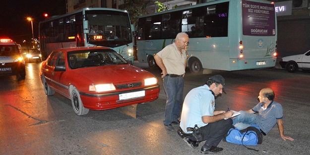 İstiklal Marşı'nı duyup yolda durdu, araba çarptı