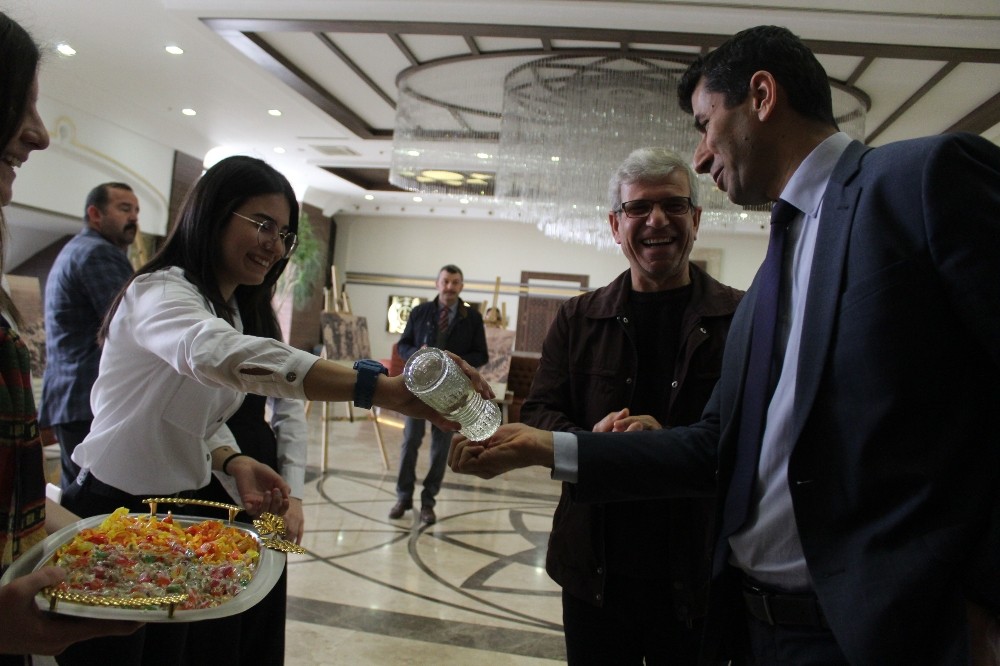 İstiklal Marşını kabul töreninde koronaya kolonyalı önlem 