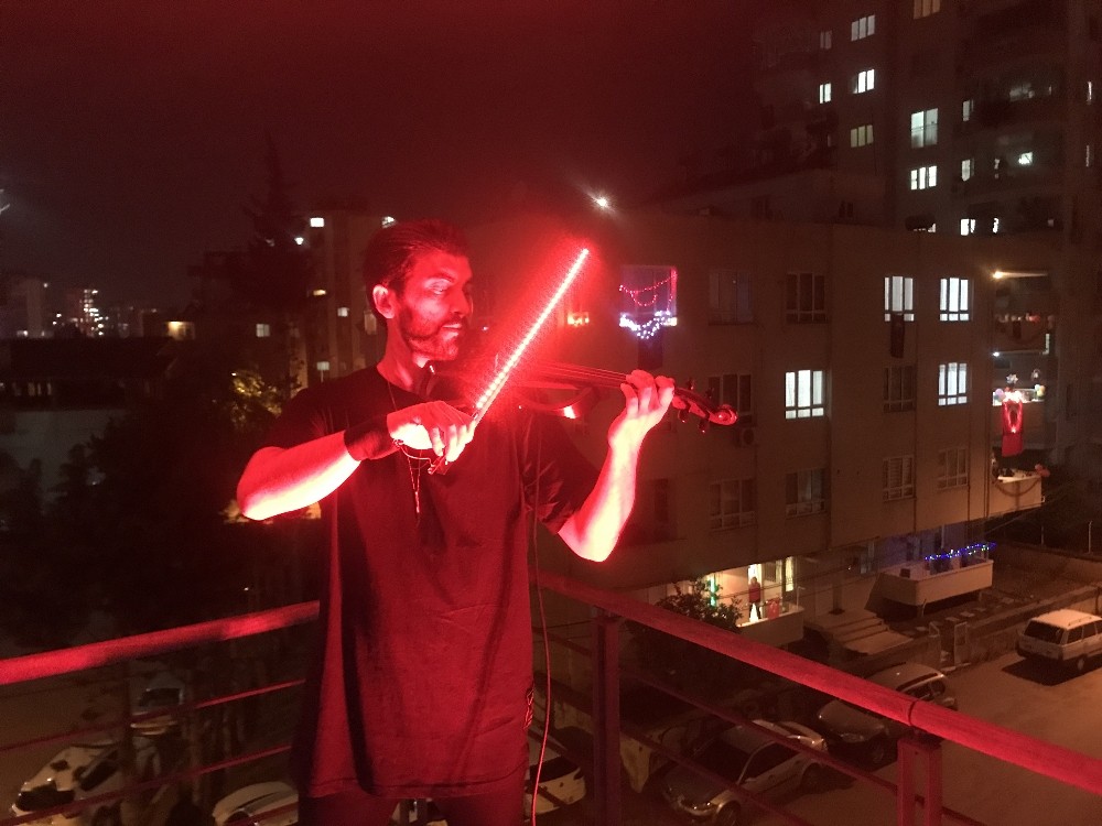 İstiklal Marşı’nı kemanıyla çaldı komşuları marşı coşkuyla okudu 