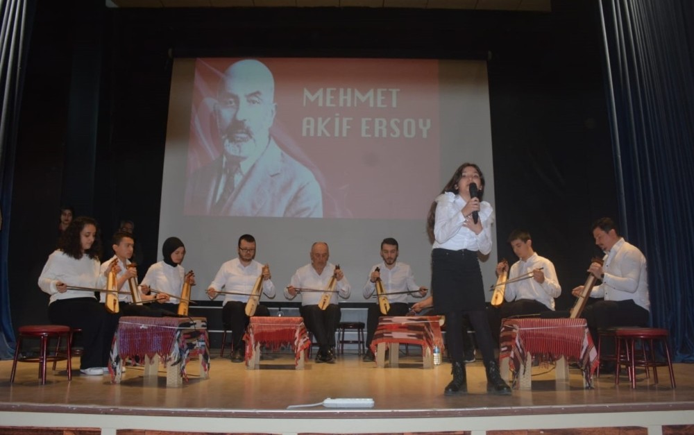 İstiklal Marşı’nı kemençe eşliğinde söylediler 