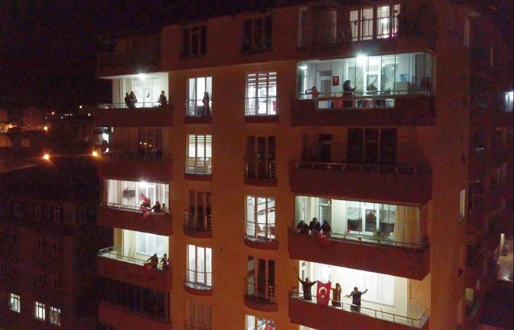 İstiklal Marşı’nın balkonlardan okunduğu anlar havadan görüntülendi 