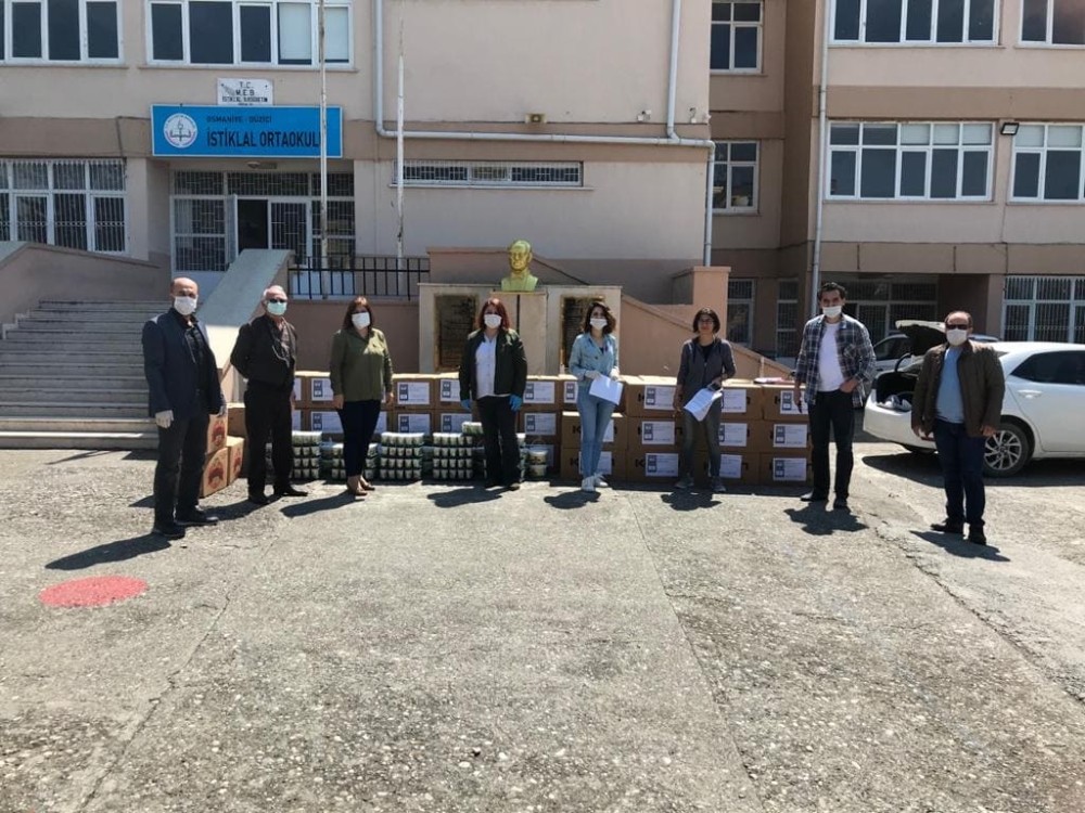 İstiklal Ortaokulundan 60 aileye gıda yardımı 