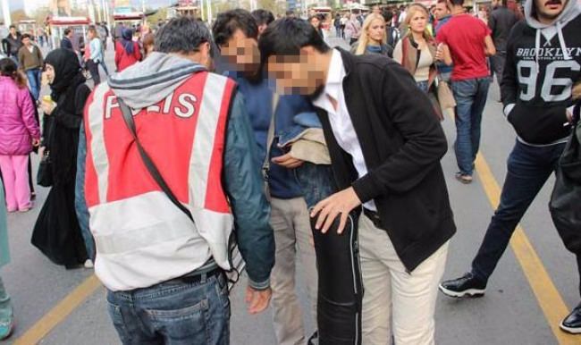 İstiklal'de çanta ve valizler didik didik arandı