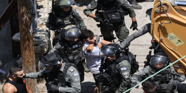 İstilacı Yahudiler Filistinlilere ait bir evi yıktı