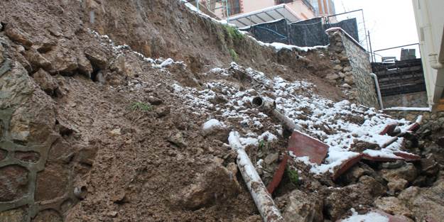 İstinat duvarı apartmana çöktü