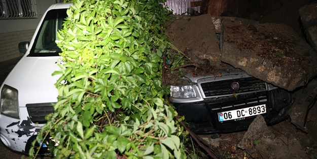 İstinat duvarı araçların üzerine çöktü