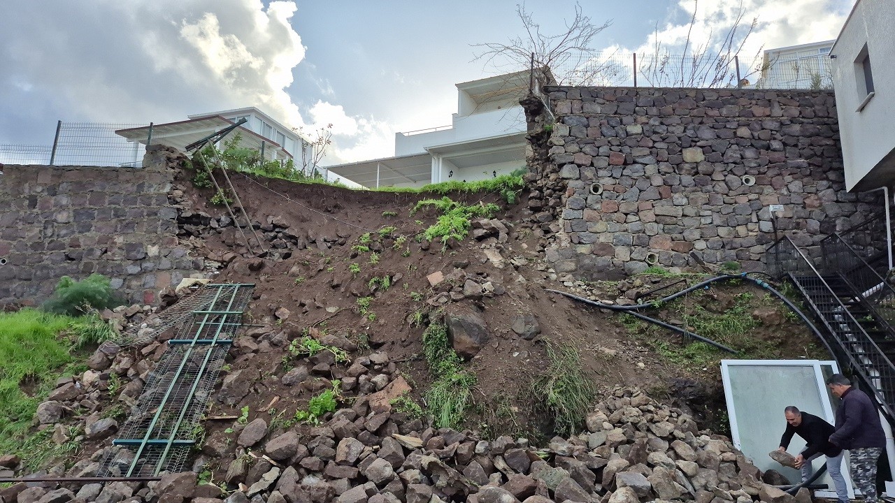 İstinat duvarı otomobilin üzerine yıkıldı