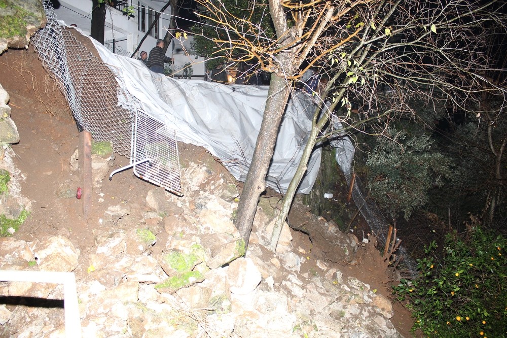 İstinat duvarı şiddetli yağışa dayanamadı 