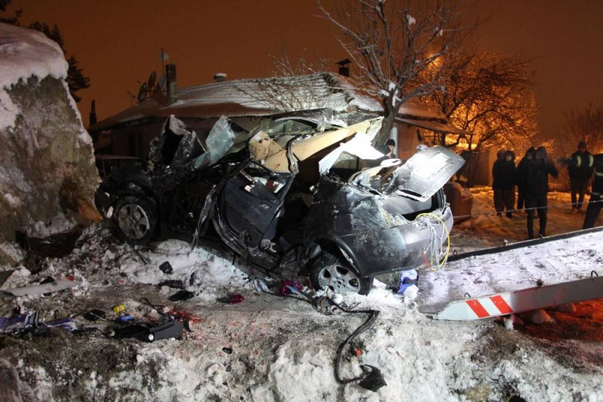 İstinat duvarına çarpan otomobil 4 gence mezar oldu