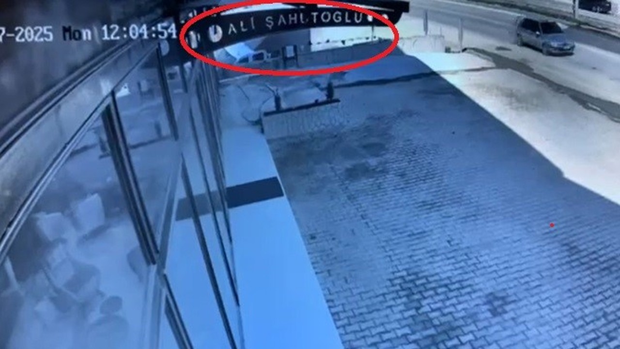 İstinat duvarına çarpıp dereye düştü! O anlar kamerada