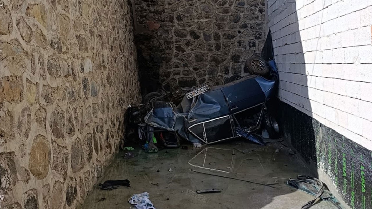 İstinat duvarını aştı otoparka düştü