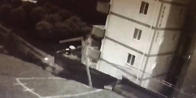 İstinat duvarının apartmanın üzerine yıkıldığı anlar kamerada!