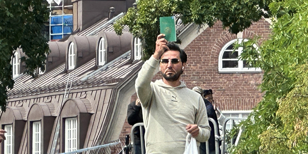 İsveç bu gidişle NATO'yu rüyasında görecek! Polis eşliğinde Kur'an-ı Kerim'e yönelik bir saldırı daha