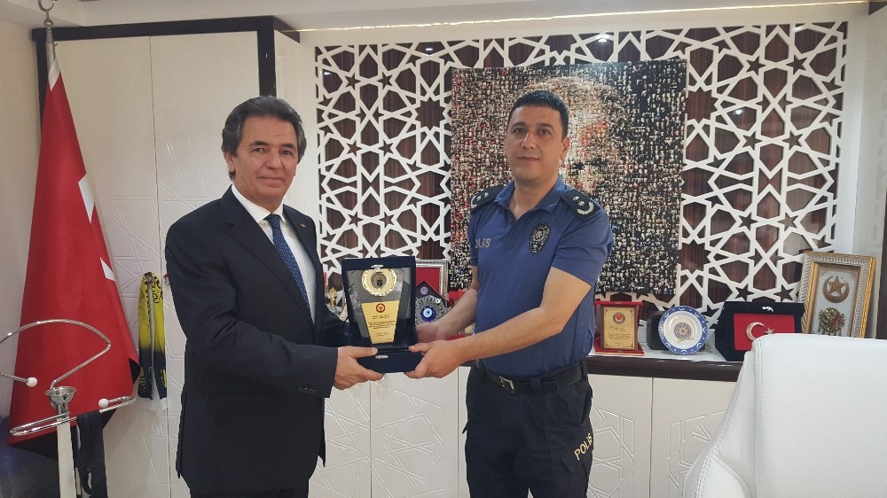 İsveç Fahri Konsolosu Tokuş’tan Emniyet Müdürü Avcı’ya plaket 