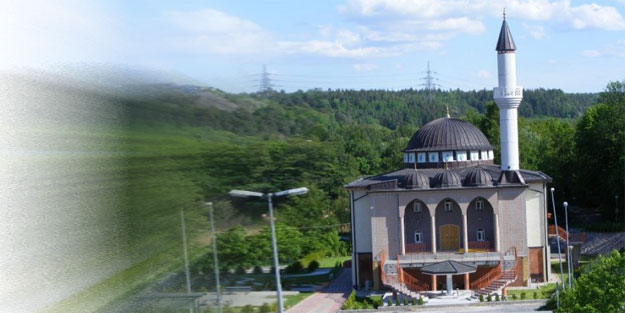 İsveç'te cami cemaatine taşlarla saldırdılar