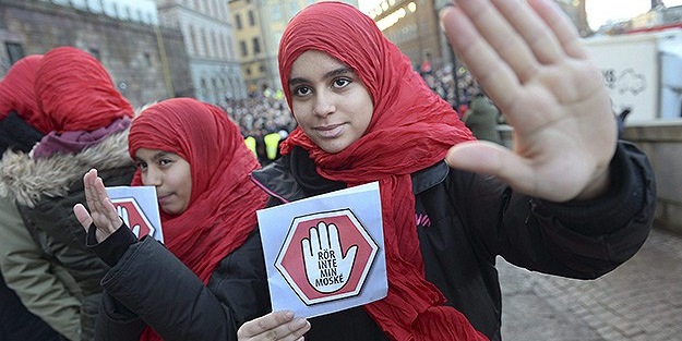 İsveç'te cami kundaklamaları protesto edildi