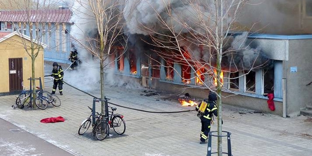 İsveç’te cami yaktılar!