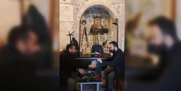 İsveç’te Kur’an-ı Kerim yakma girişimine karşı Mardinli gençler kiliselerde gül dağıttı