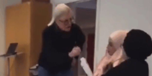 İsveç'te Müslüman öğrenciye büyük alçaklık!