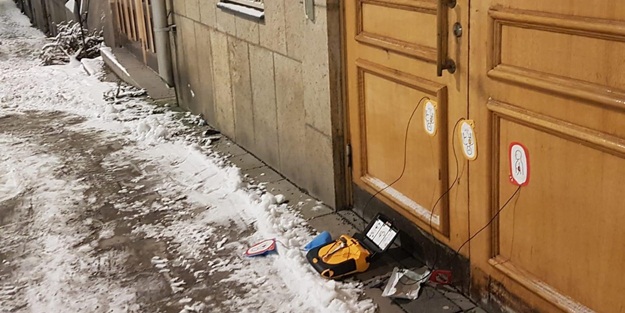 İsveç'te skandal! Cami kapısında bulundu