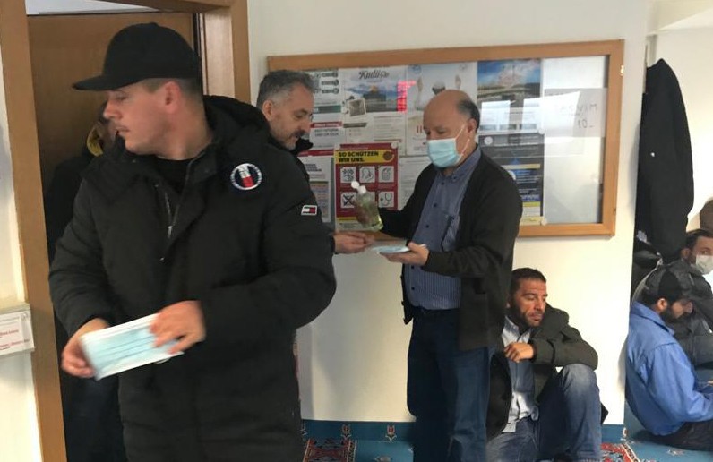 İsviçre’de cuma namazında korona virüsü önlemi 
