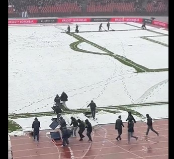 İsviçre'de gülümseten görüntüler: Maçın iptal edileceğini duyan taraftarlar sahaya inip zemini temizledi