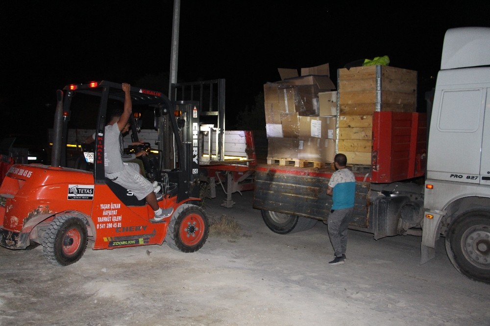 İsviçre’den Kuşadası’na 1 tır dolusu kıyafet yardım 