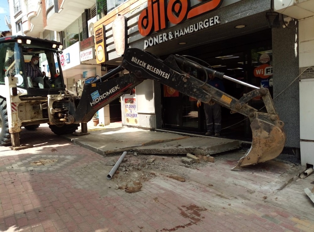 İşyeri önüne masa koymak için kaldırıma beton döktüren esnafa ceza 