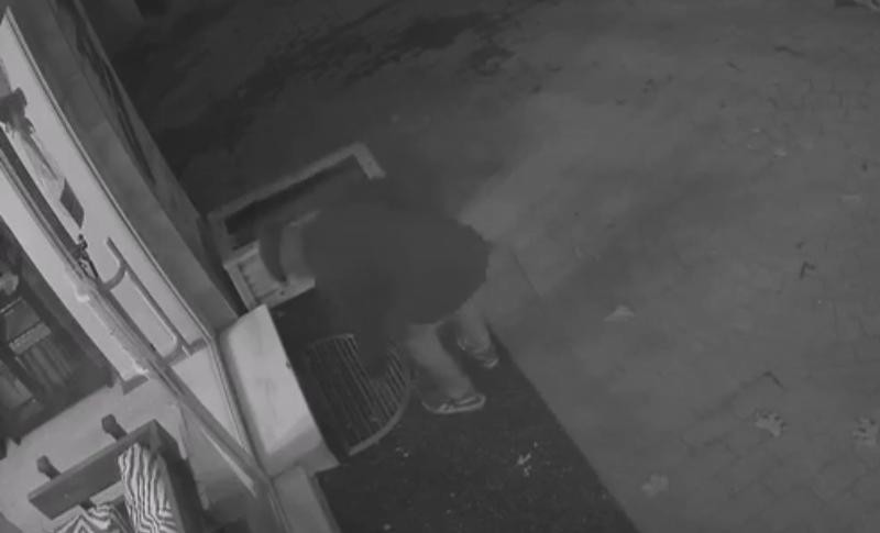 İşyeri sahibi şaşkın! Kamera şakası gibi hırsızlık