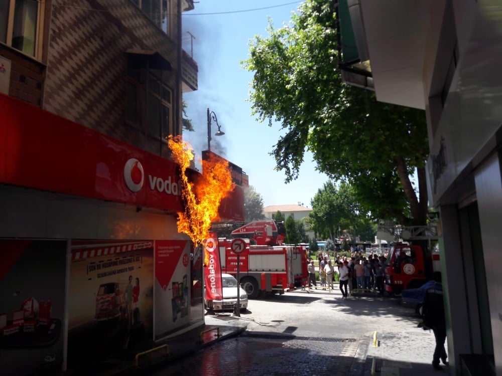 İşyerinde çıkan yangın korkuttu 