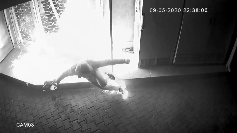İşyerini kundaklamak isterken kendini yaktı 