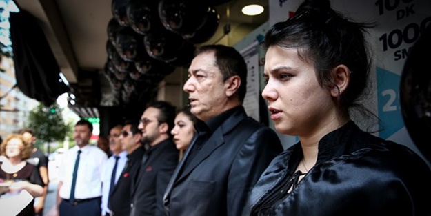 İşyerini cenaze marşıyla kapattı