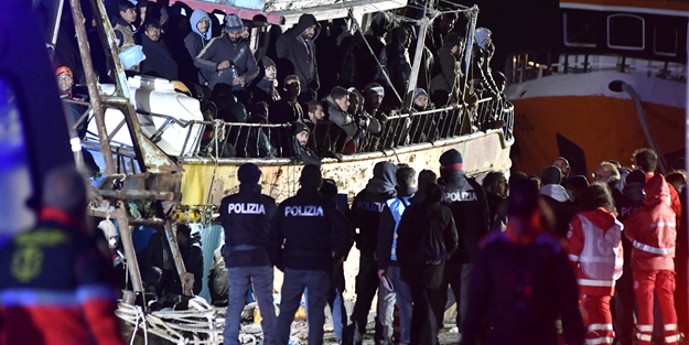 İtalya açıklarında binden fazla göçmen kurtarıldı