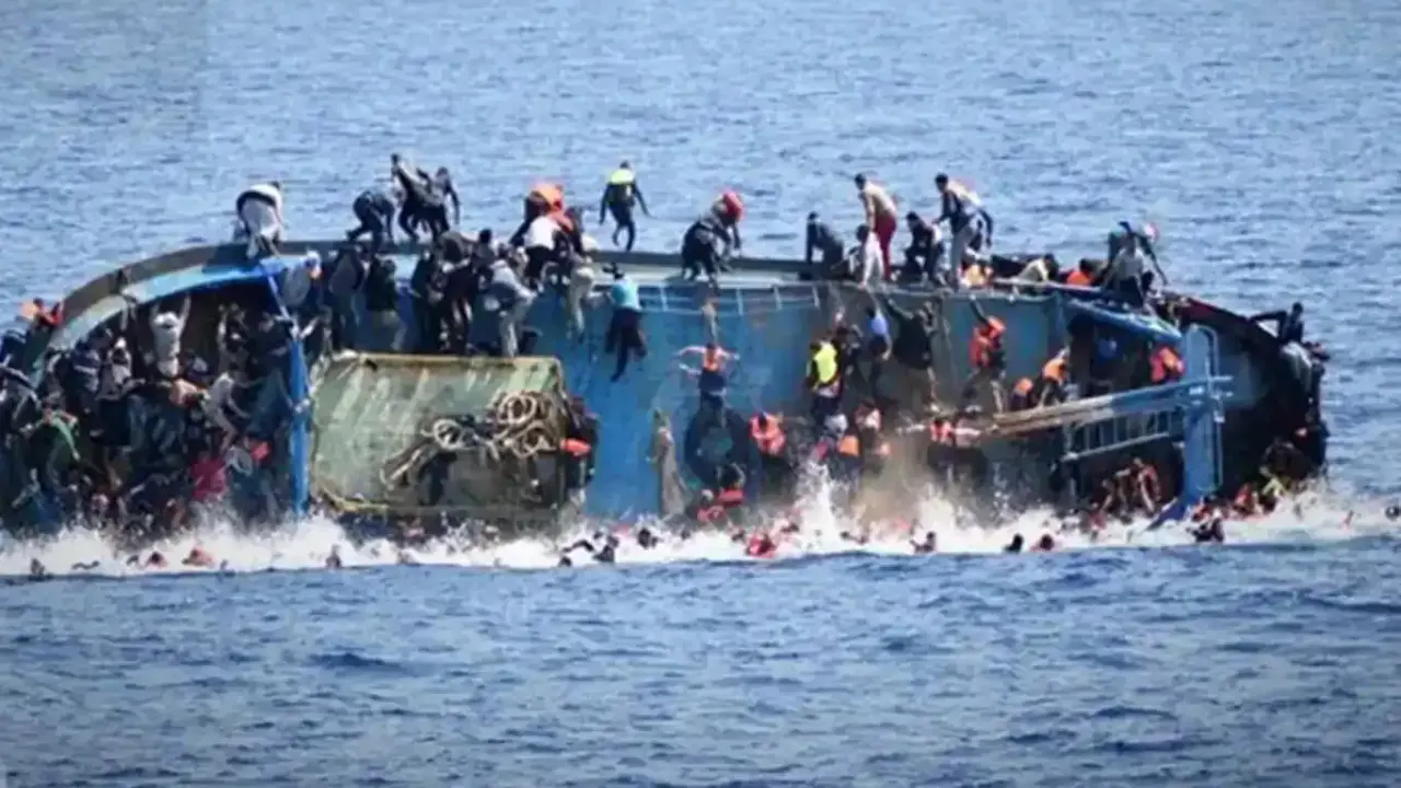 İtalya açıklarında mülteci gemisi battı!