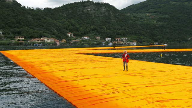 İtalya gölün üzerine küplerden yürüme yolu yapıldı