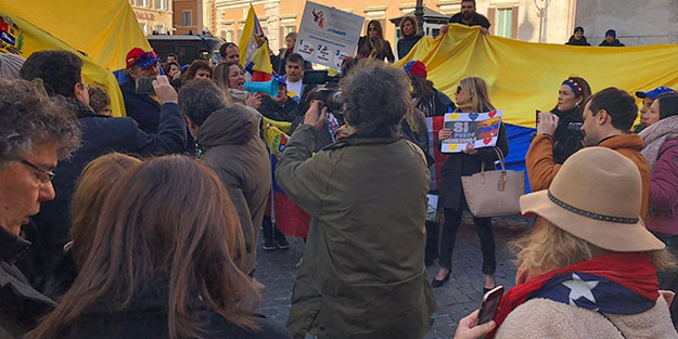 İtalya halkı Maduro’ya destek için sokaklarda