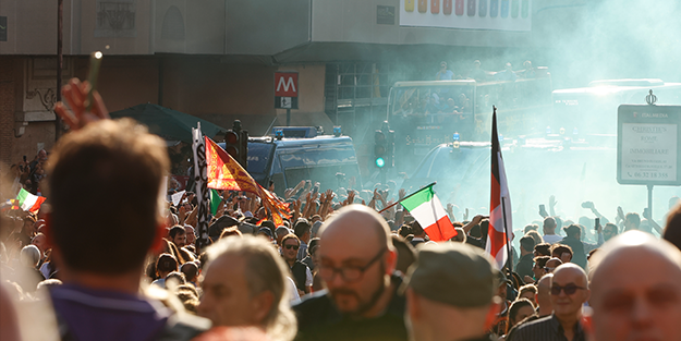 İtalya karıştı! Korona için getirilen belge şartı halkı sokağa döktü