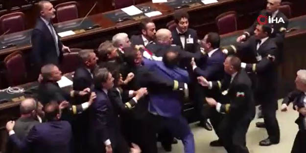 İtalya parlamentosunda yumruklar havada uçuştu!
