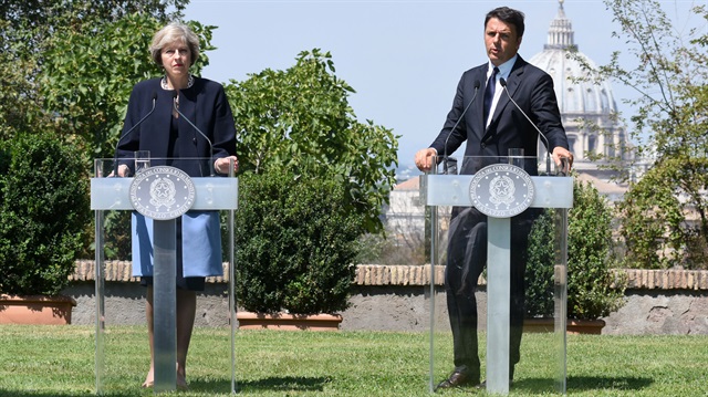 İtalya Theresa May'i uyardı: Brexit takvimini netleştirin
