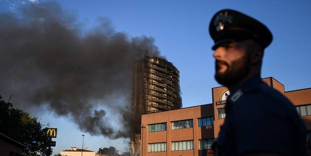 İtalya'da 15 katlı binada yangın