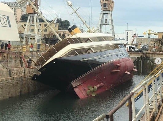 İtalya’da 90 metrelik lüks yat limanda devrildi 