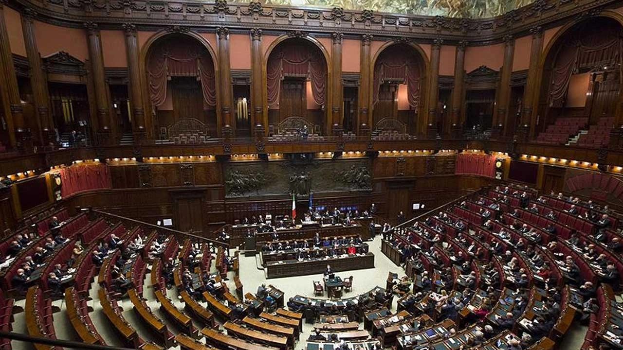 İtalya'da Başbakan Meloni'nin partisi, peçe ve burka yasağı için yasa teklifi verdi