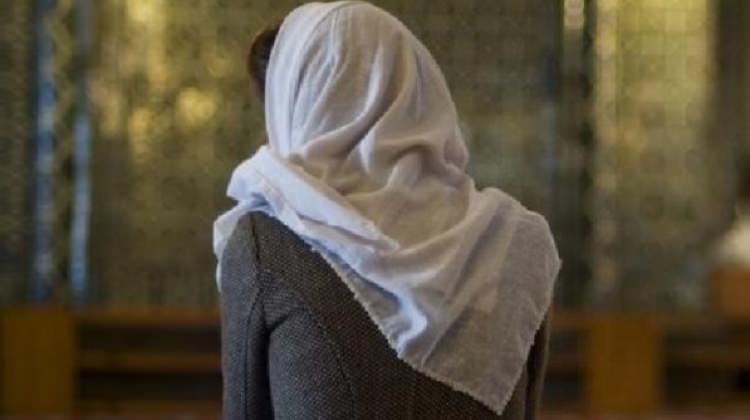 İtalya'da başörtülü avukatı salondan çıkardılar!