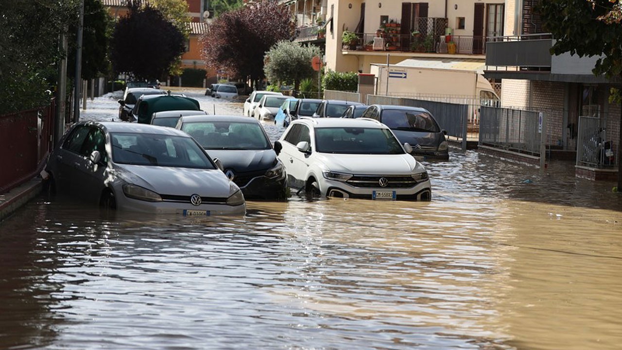 İtalya'da bir kez daha sel alarmı verildi