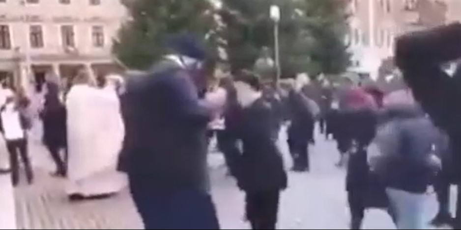 İtalyan papaz virüse karşı önlem alacağım derken yaptığı şoke etti