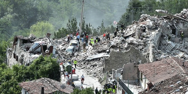 İtalya'da deprem: 120 ölü