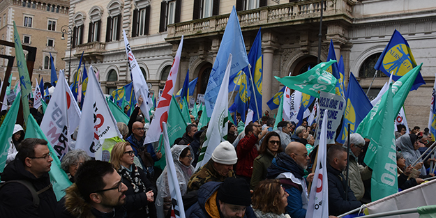 İtalya'da doktor ve hemşireler ayaklandı!
