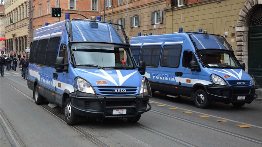 İtalya'da emniyet müdürlüğü önünde silahlı saldırı