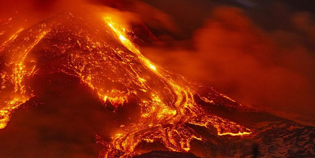 İtalya'da Etna yanardağı faaliyete geçti