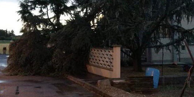 Fırtınada 1 kişi öldü, hastane çatısı uçtu!